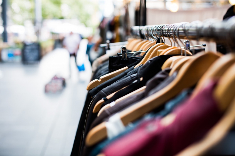 magasin-LEVENS-min_blur_close_up_focus_hanger_jacket_market_people_rack-1176303